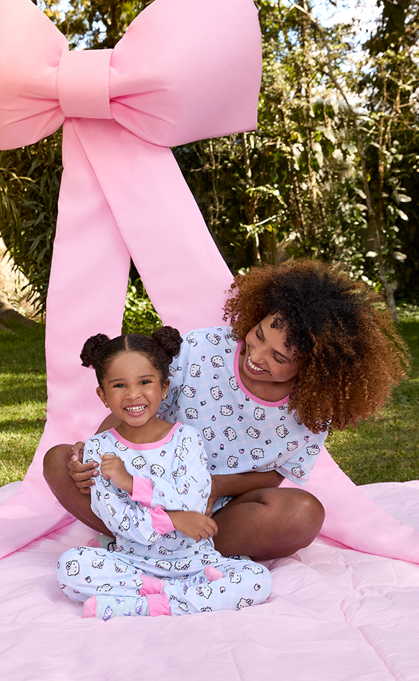 mãe e filha com roupa hello kitty da marca tiptop